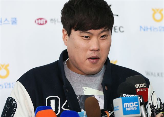 류현진이 11일 오후 영종도 인천국제공항에서 미국으로 출국하기 앞서 열린 인터뷰에서 취재진의 질문에 답하고 있다. 영종도=연합뉴스