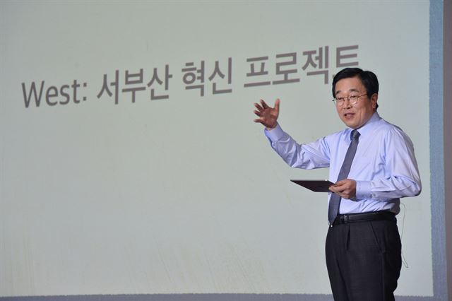 서병수 부산시장이 지난해 12월 22일 시청 국제회의실에서 민선6기 핵심 공약 중 하나인 ‘서부산 글로벌시티’비전플랜을 발표하고 있다.