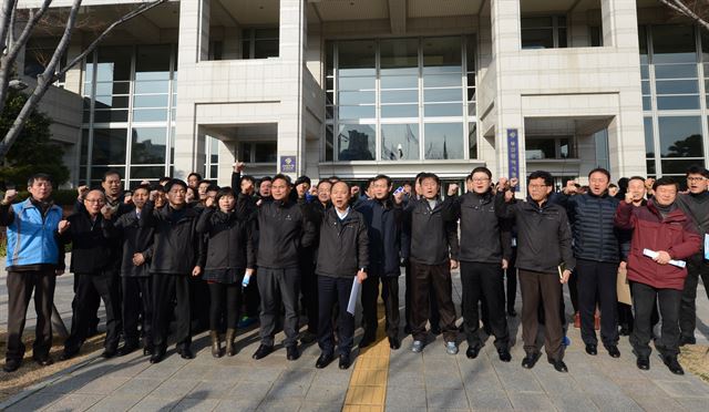 부산시공무원노조가 11일 오전 전공노 부산본부의 해수담수화 수돗물 공급 반대 기자회견에 맞서 부산시 입장에 대한 지지 의견을 밝히고 있다. 전혜원기자