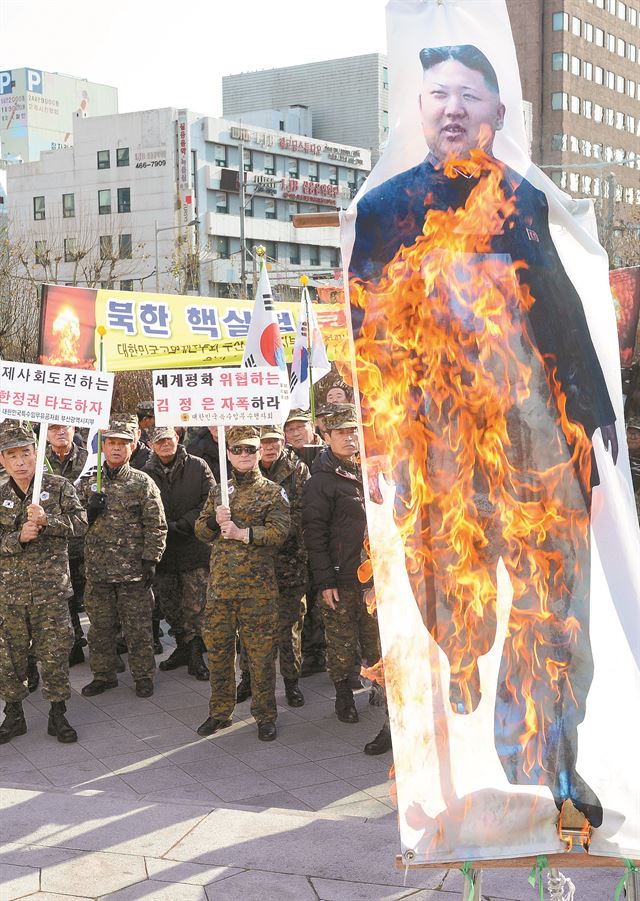 11일 부산 동구 초량동 정발 장군 동상 앞에서 열린 북한의 4차 핵실험 규탄 집회에 참가한 대한민국고엽제전우회 부산지부와 대한민국 특수임무유공자회 부산지부 회원들이 김정은 화형식을 하고 있다. 부산=뉴시스