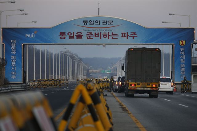 북한의 4차 핵실험 이후 정부가 개성공단 체류인원을 12일부터 필요 최소 인력으로 제한하는 등 출입 조치를 강화키로 했다. 사진은 11일 오전 경기도 파주시 통일대교 남단에서 개성공단 출입 차량이 임진강을 건너기 위해 줄지어 대기하고 있는 모습. 연합뉴스.