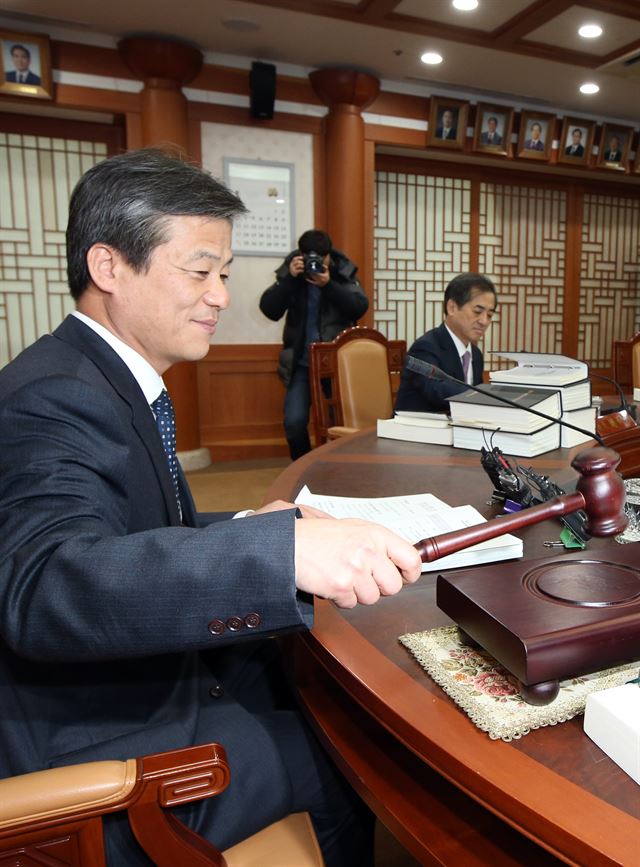 이인복 중앙선거관리위원장이 11일 오후 과천 중앙선거관리위원회에서 4ㆍ13 총선 ‘선거구 실종’ 장기화 사태에 따른 대책을 논의하기 위한 2016년 첫 전체회의를 주재하고 있다. 연합뉴스