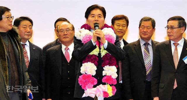 [농협 4] [저작권 한국일보].23대 농협중앙회장 선거가 열린 12일 오후 서울 중구 새문안로 농협중앙회 본관 대강당에서 회장으로 당선된 김병무 당선인이 지지자들에게 인사말을 하고 있다 ./배우한기자 bwh3140@hankookilbo.com /2016-01-12(한국일보)