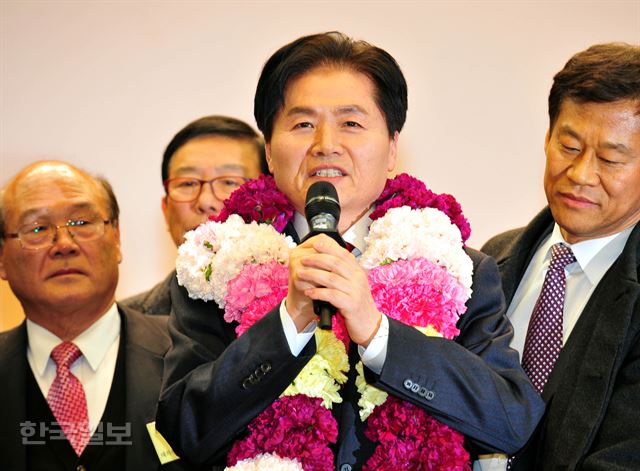 [농협 2] [저작권 한국일보].23대 농협중앙회장 선거가 열린 12일 오후 서울 중구 새문안로 농협중앙회 본관 대강당에서 회장으로 당선된 김병무 당선인이 지지자들에게 인사말을 하고 있다 ./배우한기자 bwh3140@hankookilbo.com /2016-01-12(한국일보)