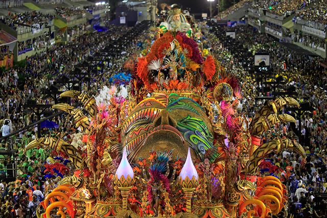 브라질 리우데자네이루에서 지난해 2월 세계 3대 축제 중 하나인 '리우 카니발'이 열리고 있다. 리우데자네이루=로이터 뉴스1