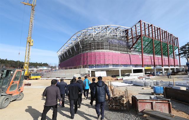 2018 평창동계올림픽 빙상종목 경기가 열리는 강원 강릉시 여자 아이스하키 경기장 공사 현장. 정부는 부패 방지 4대 백신프로젝트를 가동, 예산이 투입되는 평창 올림픽 사업 등의 예산 누수를 사전에 차단하겠다는 계획이다. 연합뉴스