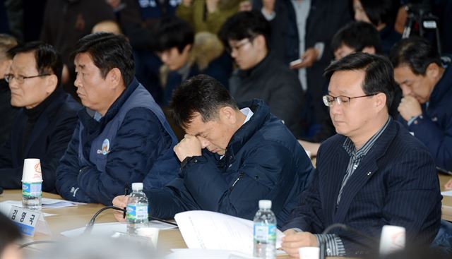 지난 11일 서울 여의도 한국노총회관 대회의실에서 열린 제61차 중앙집행위원회에 김동만 위원장이 인사말을 하는 동안 집행위원들이 굳은 표정으로 앉아 있다. 홍인기기자 hongik@hankookilbo.com