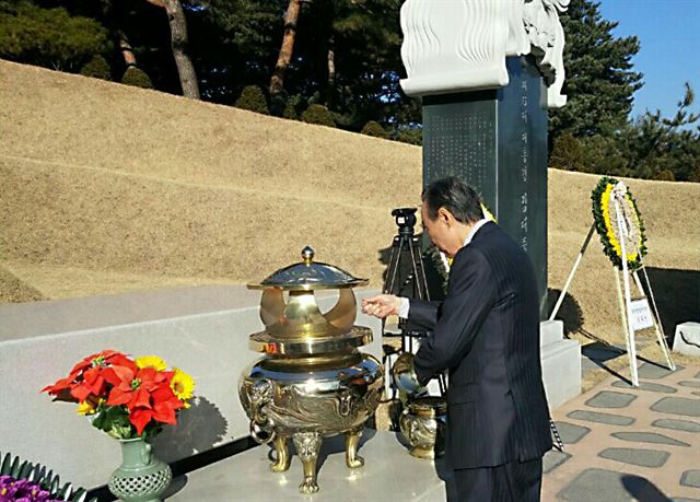 동교동계 좌장인 권노갑 더불어민주당 상임고문이 12일 탈당 기자회견을 마친 뒤 서울 국립현충원의 김대중 전 대통령 묘역을 참배하고 있다. 연합뉴스