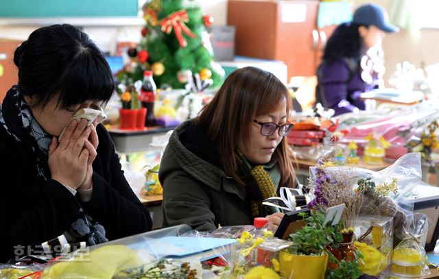 세월호 참사를 겪은 단원고 학생 86명의 졸업식이 열린 12일 오후 경기 안산시 단원고에서 희생학생 유가족들이 명예 3학년 교실을 찾아 흐느끼고 있다. 서재훈기자 spring@hankookilbo.com