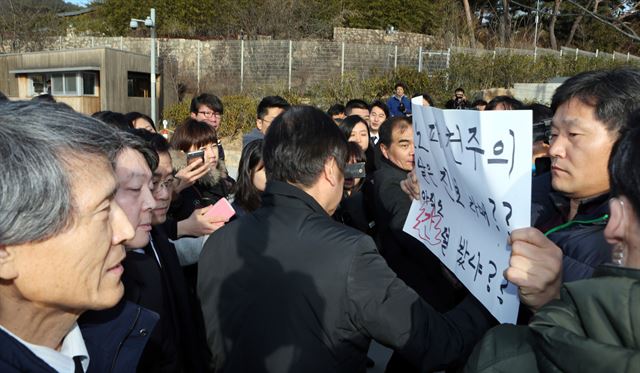 국민의당 창당을 준비하고 있는 안철수(왼쪽서 두 번째) 의원과 한상진(첫 번째) 공동창당준비위원장이 12일 경남 김해 봉하마을의 노무현 전 대통령 묘소 참배에 나섰다 시민들의 항의를 받고 있다. 김해=연합뉴스