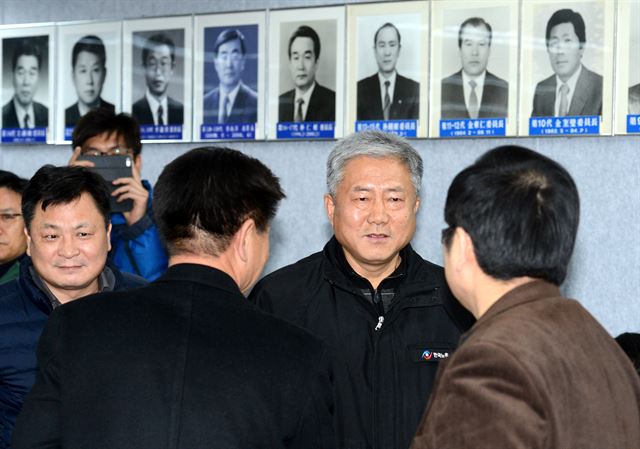 지난 11일 서울 여의도 한국노총회관 대회의실에서 열린 제61차 중앙집행위원회에 김동만 위원장이 입장하고 있다. 홍인기기자 hongik@hankookilbo.com