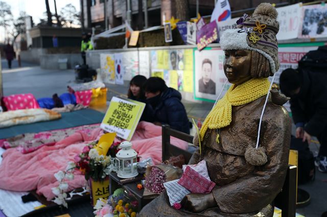 지난 11일 오전 서울 종로구 주한일본대사관 앞에서 대학생들이 일본군 위안부 문제 합의 파기 촉구 농성을 벌이고 있다. 연합뉴스