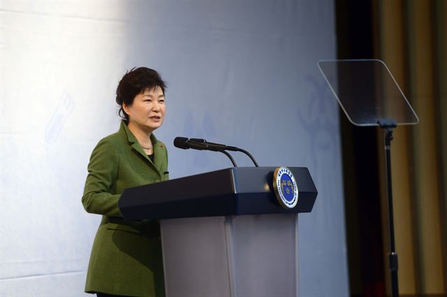 박근혜 대통령이 12일서울 역삼동 한국과학기술회관에서 열린 과학기술-정보통신방송인 신년인사회에서 인사말을 하고 있다. 청와대사진기자단