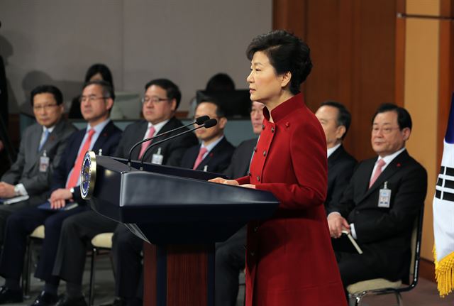 박근혜 대통령이 13일 오전 청와대 춘추관 브리핑룸에서 대국민 담화 발표 및 기자회견을 하고 있다. 연합뉴스그림 2박근혜 대통령이 12일 서울 역삼동 한국과학기술회관에서 열린 2016년 과학기술.정보방송통신인 신년인사회에 참석했다. 박 대통령이 인사말을 하고 있다. 청와대사진기자단