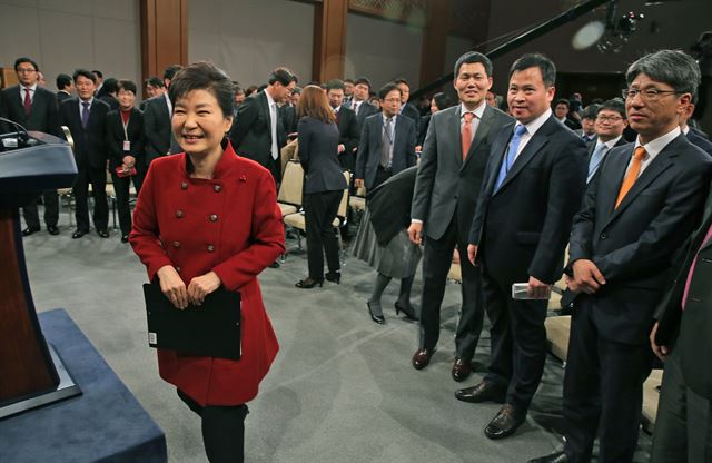 박근혜 대통령이 13일 오전 청와대 춘추관 브리핑룸에서 대국민 담화 발표 및 기자회견을 마친 뒤 취재진과 인사를 나누고 있다.연합뉴스