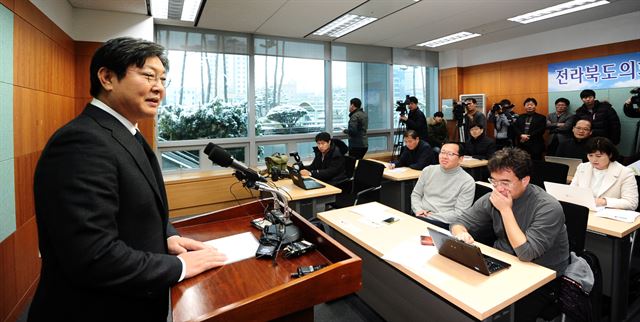 이춘석 더불어민주당 국회의원(익산 갑)이 13일 오전 전북도의회 브리핑룸에서 기자회견을 갖고 당에 남겠다고 밝혔다. 뉴스1