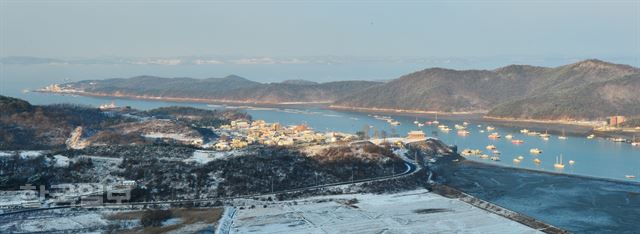 충청수영 해안경관전망대에서 바라본 오천항과 충청수영성 풍경.