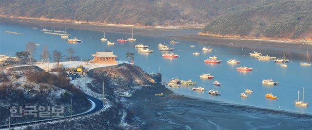 충청수영성의 영보정과 주변의 오천항 풍경.