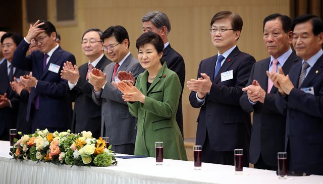 그림 1박근혜 대통령이 12일 서울 역삼동 한국과학기술회관에서 열린 과학기술,정보통신방송인 신년인사회에서 참석자들과 박수치고 있다. 청와대사진기자단