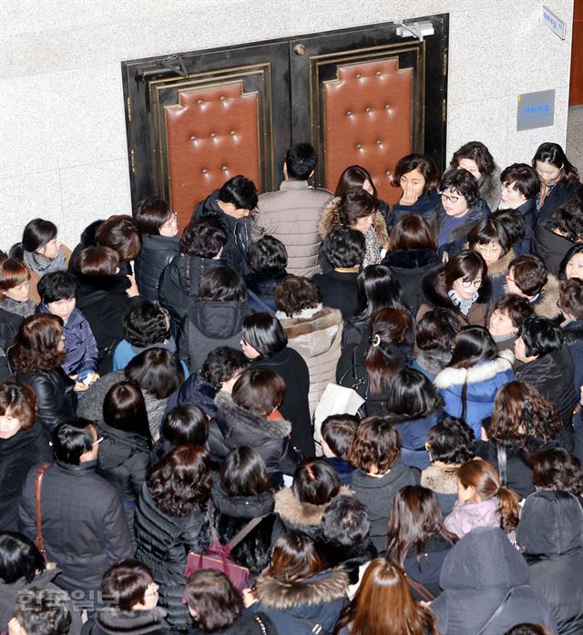 경기 수원시 경기도의회에서 13일 오전 한국유치원총연합회 경기지회 회원들이 더불어민주당 의원 총회장의 입구를 막아서고 있다. 이들은 더민주당의원들에게 삭감한 유치원 예산을 전액 원상복원시켜 달라는 요구를 했다. 배우한기자 bwh3140@hankookilbo.com