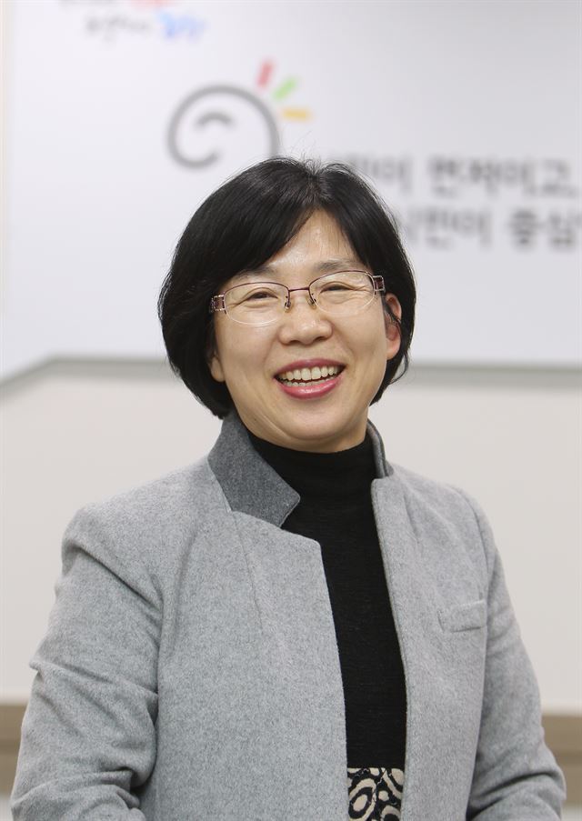 경북 포항시에서 여성 최초로 비서실장에 발탁돼 화제가 되고 있는 장숙경(55) 사무관.