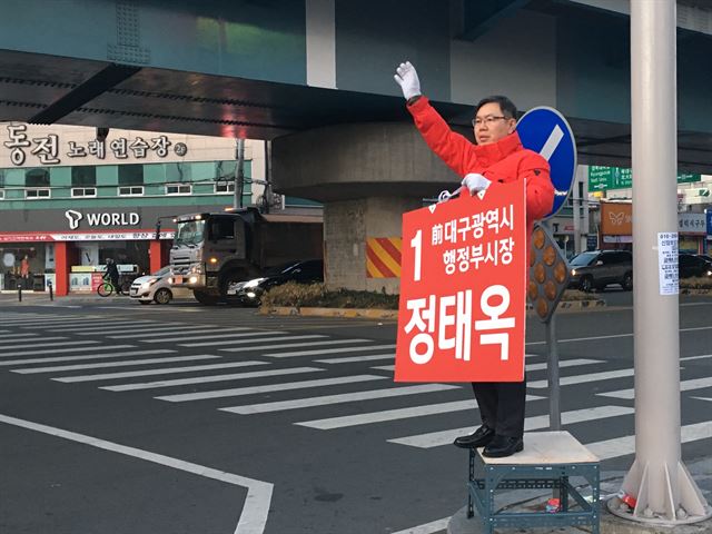 대구 북구갑 선거구에서 선두를 달리고 있는 정태옥 전 대구시 행정부시장이 유권자들에게 아침 거리인사를 하고 있다. 정태옥 예비후보 제공/2016-01-13(한국일보)