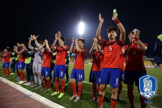 신태용호가 14일 카타르 도하 슈하임빈하마드스타디움에서 열린 2016 AFC U-23 챔피언십 조별리그 1차전 우즈베키스탄전에서 승리한 후 관중석을 향해 박수를 보내고 있다. 대한축구협회 제공