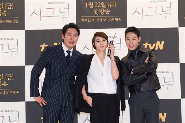 14일 오후 서울 영등포구 아모리스홀에서 열린 tvN 드라마 ‘시그널’의 제작발표회에서 주연 조진웅(왼쪽부터)과 김혜수, 이제훈이 포즈를 취하고 있다. tvN 제공