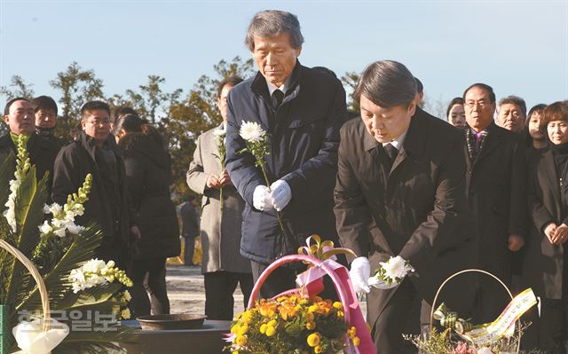 국민의당 창당을 준비 중인 안철수(오른쪽) 의원이 한상진 공동창당준비위원장과 함께 지난 12일 오전 경남 김해 봉하마을 노무현 전 대통령 묘역을 찾아 헌화하고 있다. 한국일보 자료사진