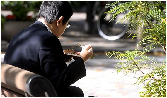 일본 도쿄 마루노우치 거리에선 점심 시간에 혼자 도시락을 먹는 직장인을 어렵잖게 볼 수 있다. 김주영기자 will@hankookilbo.com