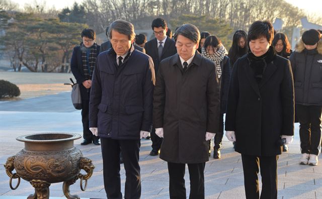 한상진(왼쪽) 국민의당 창당준비위원장과 안철수(가운데)의원이 14일 오전 서울 강북구 수유동 국립 4.19 민주묘지를 방문해 참배하고 있다. 뉴시스