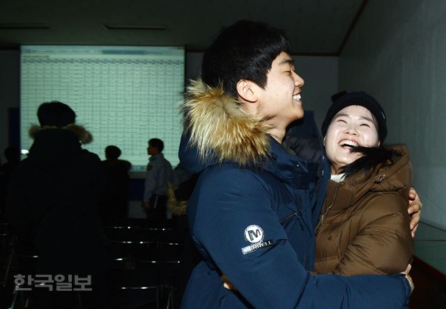 [저작권 한국일보]15일 오후 서울 중구 서울지방경찰청 기동본부에서 열린 의경선발 공개추첨에서 의경 일반부에 지원한 이준희군이 추첨 명단을 확인 후 어머니와 포옹하며 합격의 기쁨을 나누고 있다. 2016.01.15 신상순 선임기자ssshin@hankookilbo.com /2016-01-15(한국일보)