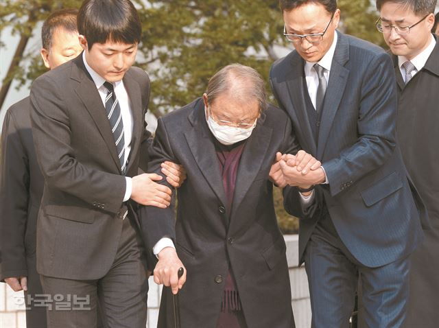 조석래 효성그룹 회장이 1심서 징역 3년의 실형을 선고 받은 15일 오후 서울중앙지방법원에서 나오고 있다. 조회장은 건강 상의 이유로 법정구속은 면했다. 홍인기기자 hongik@hankookilbo.com