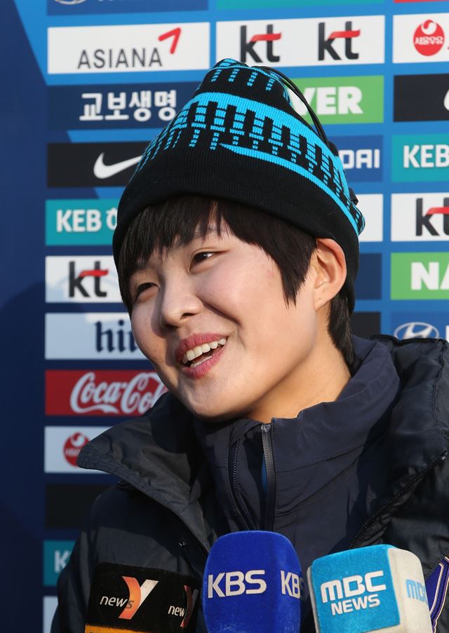 지소연이 15일 경기 파주 NFC(축구대표팀 트레이닝센터)에서 열린 여자축구 대표팀 소집훈련에 앞서 취재진과 인터뷰하고 있다. 연합뉴스