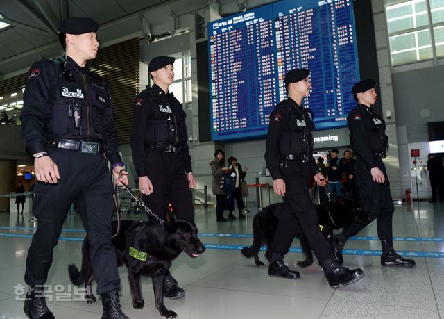 전국 공항에 폭발물을 설치했다는 협박 전화가 걸려온 15일 오후 인천공항 여행객 터미널에서 경찰들이 폭발물 탐지견과 함께 경계근무 및 수색 작업을 펼치고 있다. 영종도=고영권기자youngkoh@hankookilbo.com