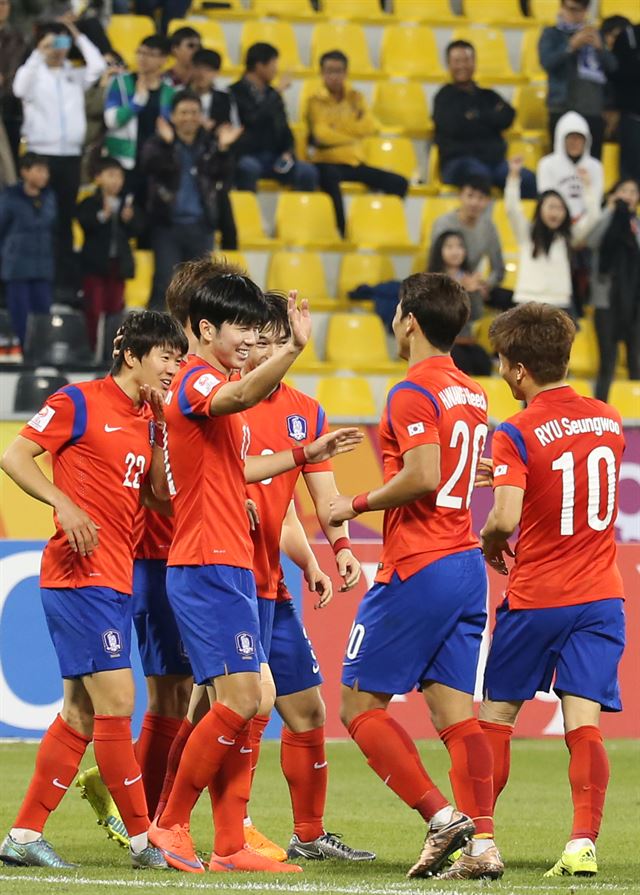 올림픽 축구대표팀 권창훈(왼쪽)이 16일(한국시간) 카타르 도하에서 열린 2016 아시아축구연맹(AFC) U-23 챔피언십 C조 예멘과의 경기에서 해트트릭을 달성한 후 동료들과 함께 기뻐하고 있다. 도하=연합뉴스