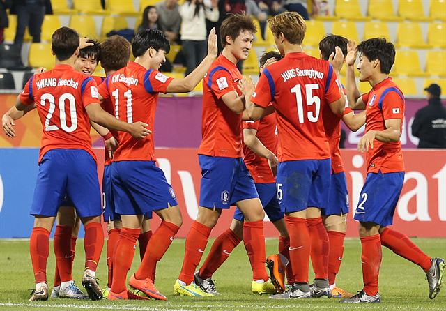 16일 오후(현지시간) 카타르 도하 카타르SC 스타디움에서 열린 2016 아시아축구연맹(AFC) U-23 챔피언십 C조 예선 예멘 대 대한민국 경기. 한국 권창훈이 해트트릭을 달성한 후 동료들과 함께 기뻐하고 있다. 연합뉴스