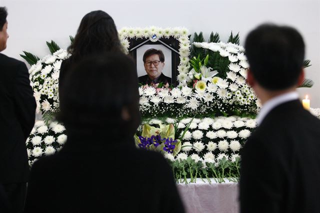 16일 오후 서울 구로구 성공회대학교 대학성당에 차려진 고 신영복 성공회대 석좌교수의 빈소에 조문객들의 발길이 이어지고 있다. 영결식은 18일 오전 11시 엄수된다. 연합뉴스