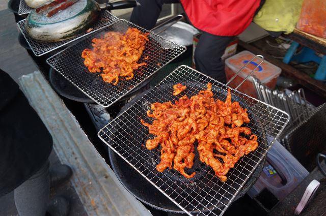 증심사 입구에서 맛볼 수 있는 연탄구이 닭발. 등산객들을 유혹하기 위해 실외에서 불을 지핀다.