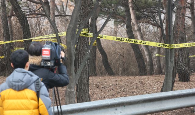 17일 오전 20대로 추정되는 여성 시신이 가방 속에서 발견된 서울 마포구 성산동 매봉산터널 인근 도로변에서 취재진이 현장을 카메라에 담고 있다. 연합뉴스