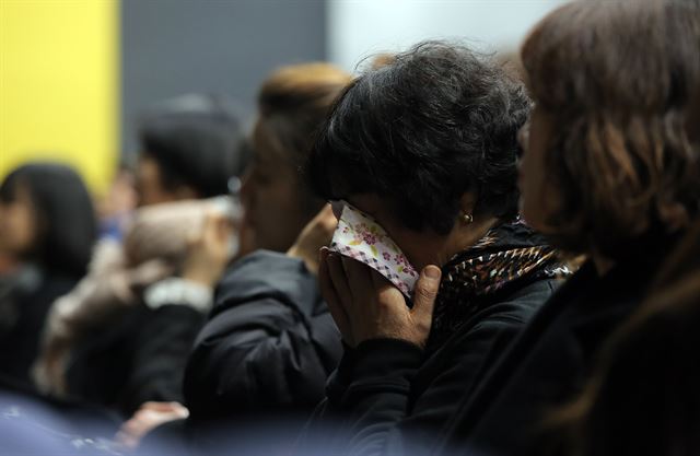 17일 오후 서울 구로구 성공회대학교 피츠버그홀에서 열린 '고(故) 신영복 성공회대학교 석좌교수 추모의 밤' 행사에서 한 추모객이 눈물을 흘리고 있다. 연합뉴스