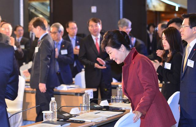 박근혜 대통령이 18일 오전 경기도 성남시 판교테크로밸리에서 열린 2016년 정부업무보고(경제혁신 Ⅱ : 창조경제·문화융성을 통한 성장동력 확충)를 받기 위해 입장하고 있다. 뉴시스