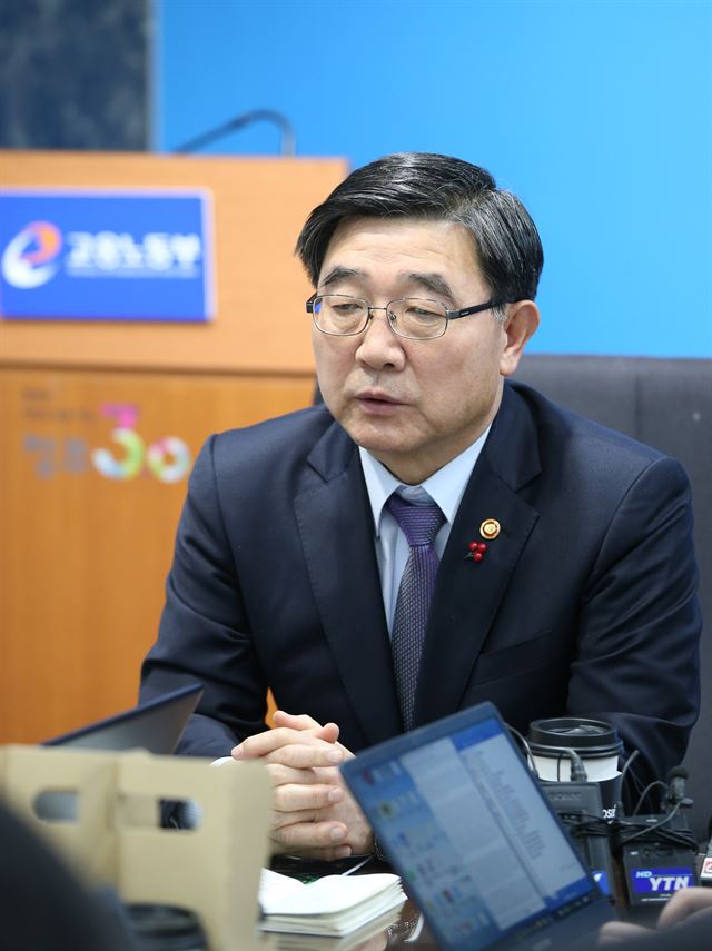 한국노총이 오는 19일 노사정위원회 공식 탈퇴를 예고한 가운데 이기권 고용노동부 장관이 18일 오전 정부세종청사 고용노동부 기자실에서 티타임을 하고 있다. 세종=연합뉴스