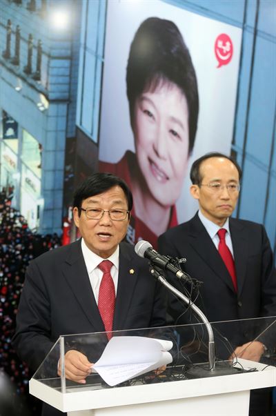 이종진 새누리당 의원(대구 달성)이 18일 오후 대구시 수성구 새누리당 대구시당 회의실에서 20대 총선 불출마를 선언하고 있다. 이날 기자회견에는 같은 지역에서 총선 출마를 선언한 추경호 전 국무조정실장도 함께 모습을 보였다. 대구=연합뉴스