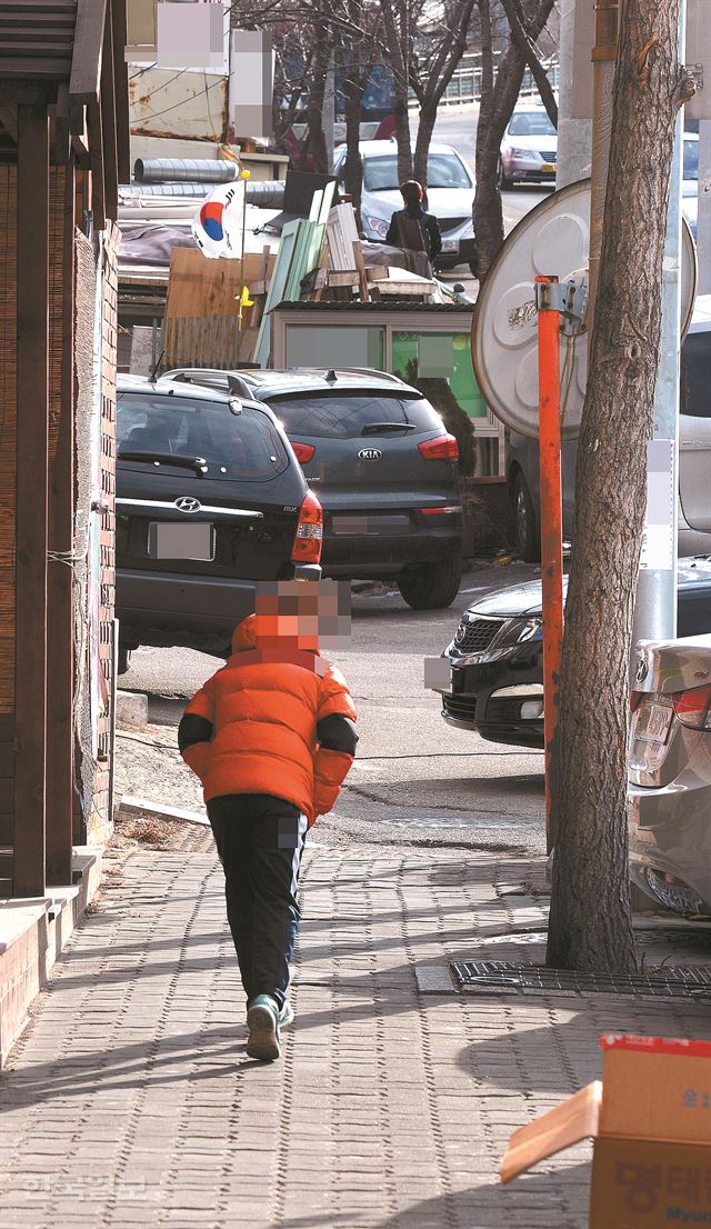 매서운 한파가 몰아친 18일 서울의 한 지역에서 어린이가 홀로 골목길을 지나가고 있다. (사진은 기사의 특정 내용과는 관련이 없습니다) 신상순 선임기자 ssshin@hankookilbo.com