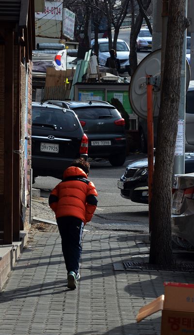 매서운 한파가 몰아친 18일 서울 노원구 중계동에서 한 어린이가 홀로 골목길을 지나가고 있다.(사진은 기사의 특정 내용과는 관련이 없습니다) 신상순 선임기자 ssshin@hankookilbo.com