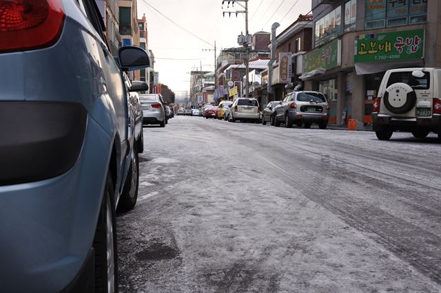 19일 제주 전 지역에 대설특보가 발효된 가운데 밤새 내린 눈이 얼어붙으면서 도로 곳곳이 빙판길로 변해 출근길 주민들이 큰 불편을 겪고 있다. 김영헌기자