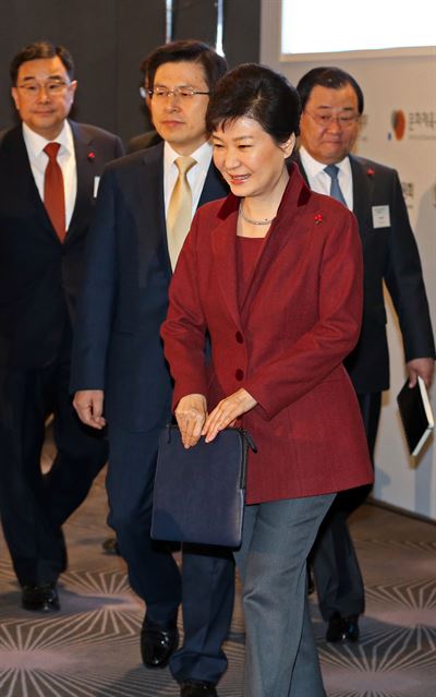 박근혜 대통령이 18일 '창조경제와 문화융성을 통한 성장동력 확충'을 주제로 미래창조과학부와 문화체육관광부 등으로부터 새해 업무보고를 받기 위해 경기 판교 창조테크노벨리 회의장에 들어서고 있다. 청와대사진기자단