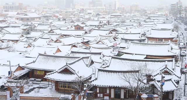 전북에 최대 19㎝의 폭설이 내린 19일 오전 전북 전주시 완산구에 있는 한옥마을이 눈으로 하얗게 덮여 있다. 전주=연합뉴스