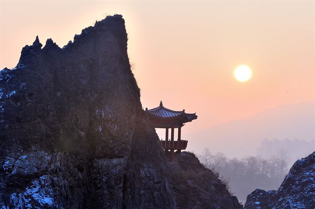 도담삼봉의 세 봉우리 가운데 가장 높은 장군봉에는 육각의 정자 ‘삼도정’이 세워져 있다.왕태석기자 kingwang@hankookilbo.com